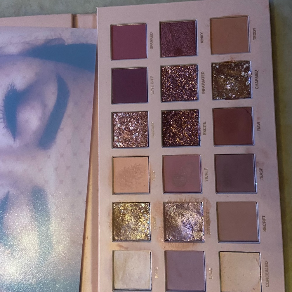 Huda Eyeshadow Palette